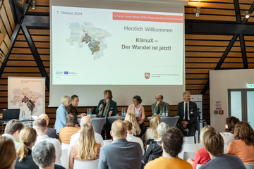 v.l.: Gunda Fahrenkrog (Niedersachsen.next), Prof. Dr. Henning Austmann (HS Hannover), Frauke Patzke (Landesbeauftragte Leine-Weser), Silke Richter (IHK Hannover), Christian Meyer (Umweltminister Niedersachsen) und Dr. Carl-Michael Vogt (HWK Hannover)