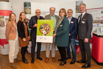 v.l.: Monika Springub (HWK Hannover), Jana Sieke (HWK Hannover), Gerhard Durchstecher (Agentur für Arbeit Hameln), Christian Meyer (Nds. Umweltminister), Frauke Patzke (Landesbeauftragte), Joachim Hoffmeyer und Peter Karst (beide HWK Hannover)