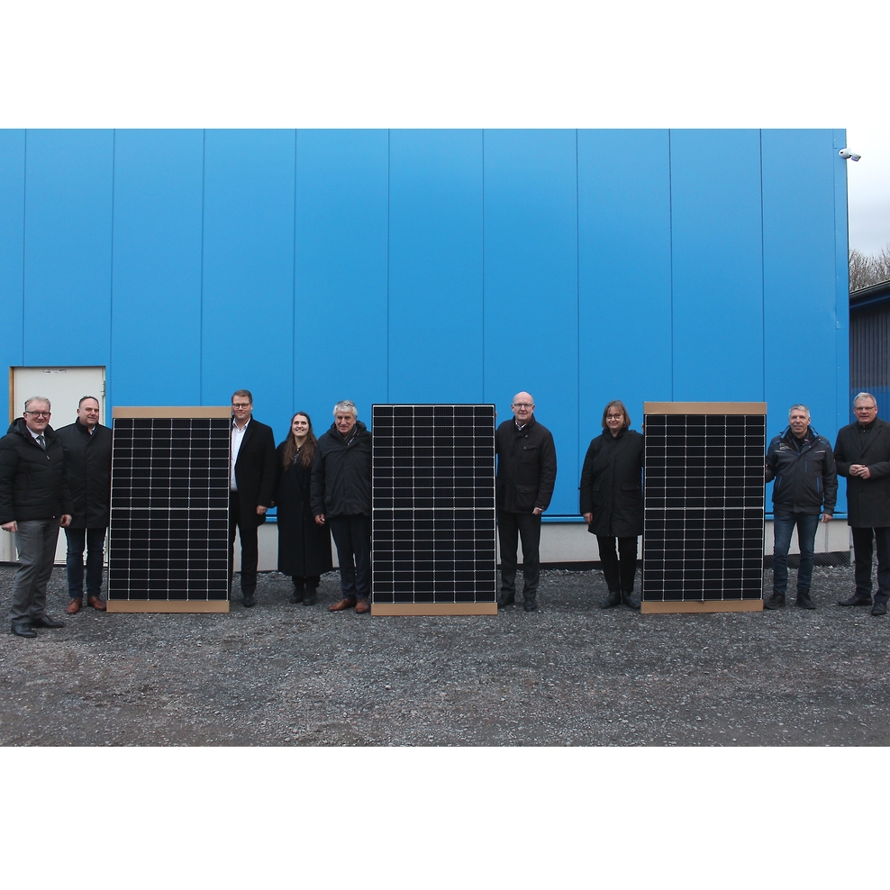 Einige Vertreter des Wasserstoffnetzwerks besuchten die Ahrens Solar- und Dachtechnik GmbH in Bückeburg