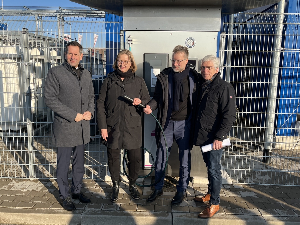 Gruppenbild Wasserstofftankstelle Stadtwerke Nienburg